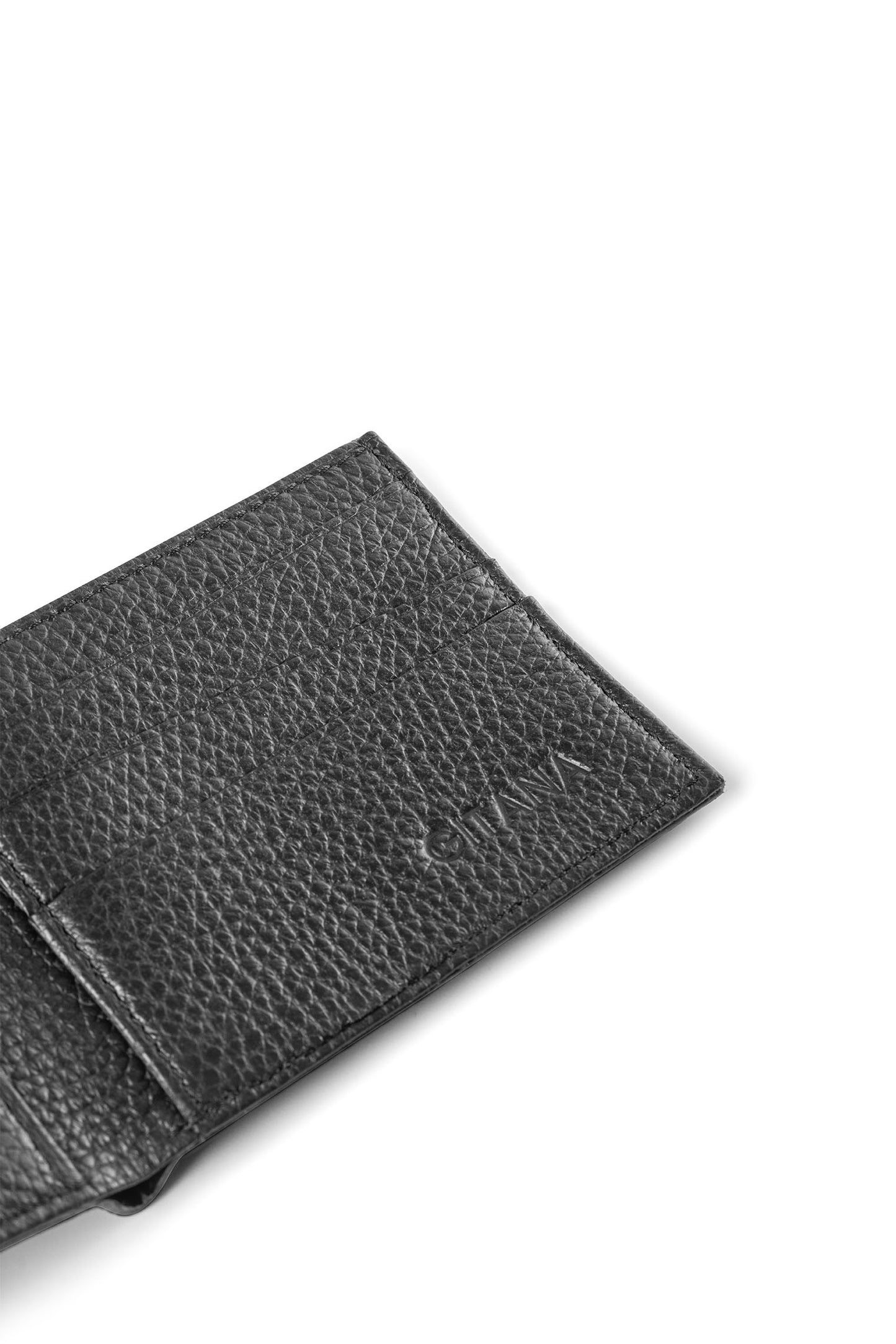 Vale Men's Wallet Adria Nero - Close-up of Pebble Calf Leather Texture and Slip Pocket Detail