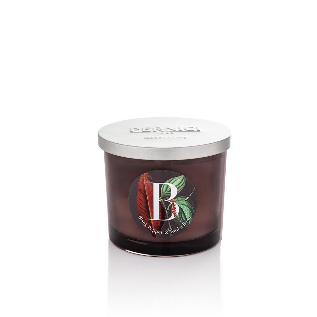 Cereria Pernici Elementi Black Pepper & Tonka Bean 200g scented candle in a dark amber glass jar with silver Pernici lid and circular botanical black pepper label, product shot on white background