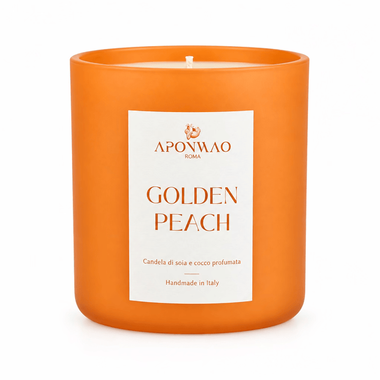 Une bougie parfumée orange dans un pot en verre orange mat avec une étiquette blanche portant l'inscription « APONWAO ROMA GOLDEN PEACH », sur fond blanc.