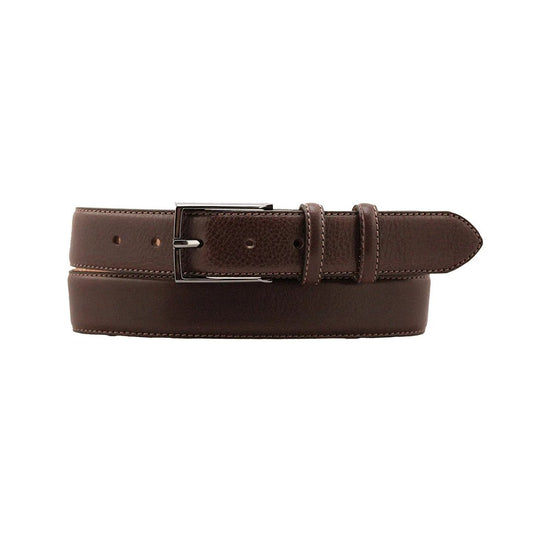 Une ceinture homme en cuir grainé marron foncé sur fond blanc.