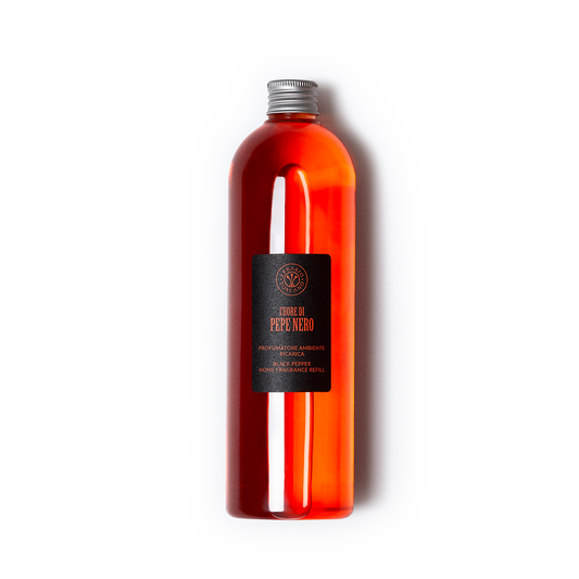 Diffuser Refill 500ml Cuore di Pepe Nero – amber-red fragrance bottle with black label by Gitana Lifestyle