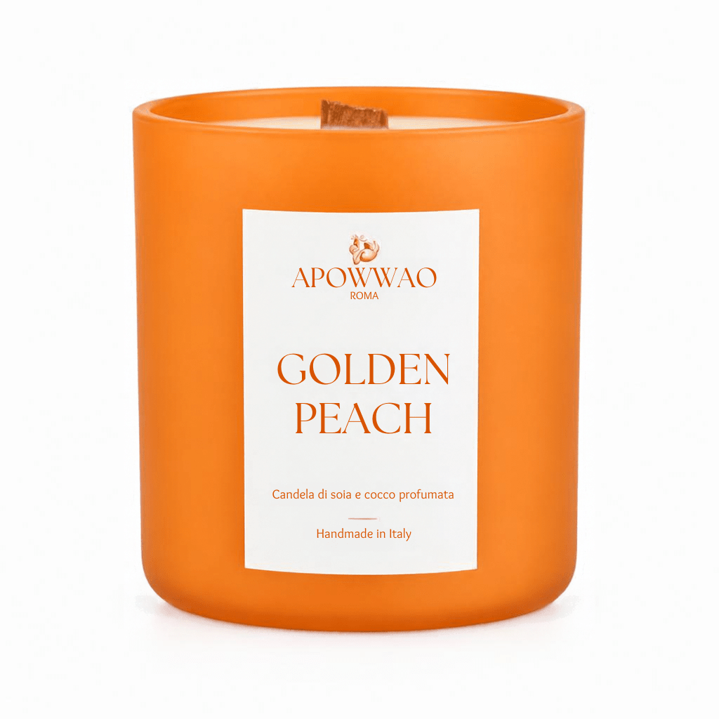 Une bougie parfumée orange dans un pot en verre orange mat avec une étiquette blanche portant l'inscription « APONWAO ROMA GOLDEN PEACH », sur fond blanc.