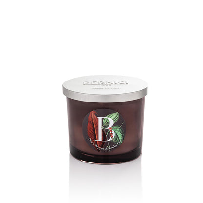 Cereria Pernici Elementi Black Pepper & Tonka Bean 200g scented candle in a dark amber glass jar with silver Pernici lid and circular botanical black pepper label, product shot on white background
