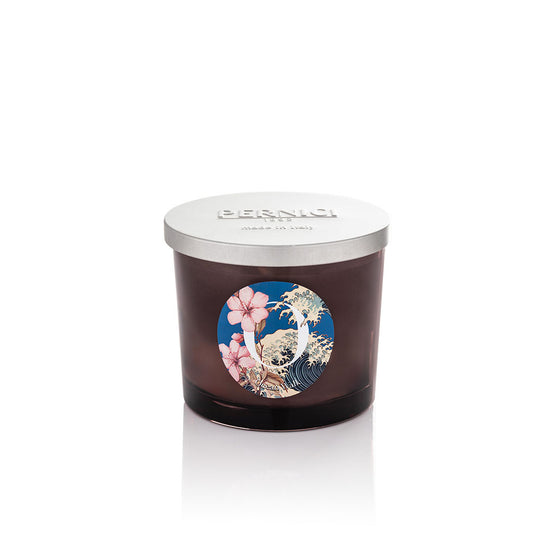 Cereria Pernici Elementi Ocean Walk 200g scented candle in a dark amber glass jar with silver Pernici lid and circular label featuring cherry blossom and Japanese wave illustration on a blue background, product shot on white background